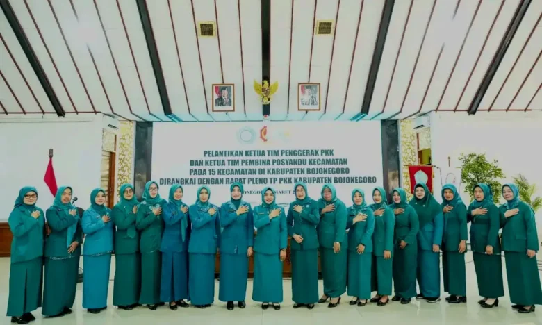 Foto bersama Ketua TP-PKK Kabupaten Bojonegoro melantik Ketua TP-PKK & Pembina Posyandu 15 kecamatan di Kabupaten Bojonegoro. Kamis, (06/03/2026) (foto: ist)