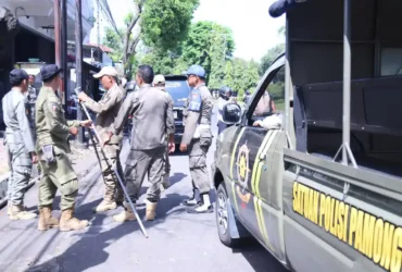 Para personel Satgas ITR Jember saat melakukan penataan trotoar (foto: ist)