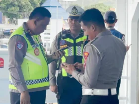 Wakasatlantas Polresta Banyuwangi saat dampingi Kakorlantas Polri tinjau arus mudik di ASDP Ketapang Banyuwangi. (dok Satlantas Polresta Banyuwangi)