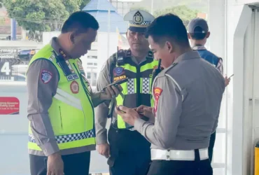 Wakasatlantas Polresta Banyuwangi saat dampingi Kakorlantas Polri tinjau arus mudik di ASDP Ketapang Banyuwangi. (dok Satlantas Polresta Banyuwangi)