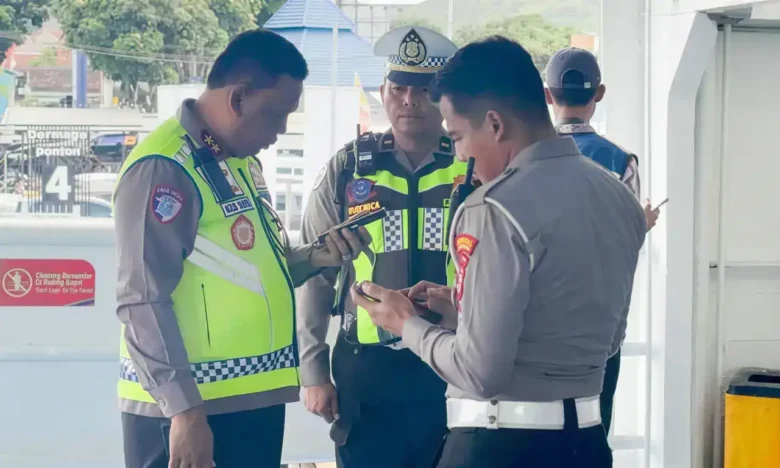 Wakasatlantas Polresta Banyuwangi saat dampingi Kakorlantas Polri tinjau arus mudik di ASDP Ketapang Banyuwangi. (dok Satlantas Polresta Banyuwangi)