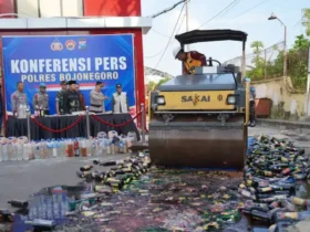 Konferensi pers dan pemusnahan miras sitaan hasil Operasi Pekat Semeru 2026 di halaman Mapolres Bojonegoro, Kamis (12/3/2026) sore.