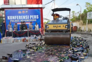 Konferensi pers dan pemusnahan miras sitaan hasil Operasi Pekat Semeru 2026 di halaman Mapolres Bojonegoro, Kamis (12/3/2026) sore.