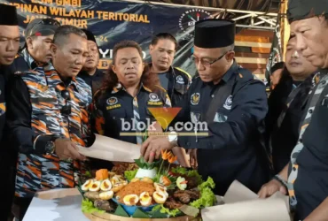 Suasana potong tumpeng oleh ketua LSM GMBI Jawa Timur bersama ketua GMBI Mojokerto Raya.(blok-a.com/Syahrul Wijaya)