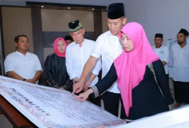 Kakanwil Direktorat Ditjenpas Jawa Timur, Kadiyono, saat resmikan AL-Qur'an raksasa hasil karya warga binaan Lapas Banyuwangi, Senin (17/3/2026)(dok Humas Lapas).