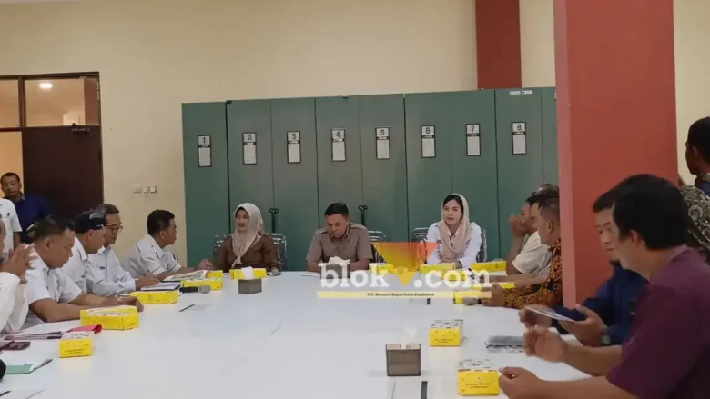Suasana rapat dengar pendapat terkait pengolahan sampah di TPA Randegan berlangsung di ruang rapat kantor DPRD kota Mojokerto.(blok-a.com/Syahrul Wijaya)