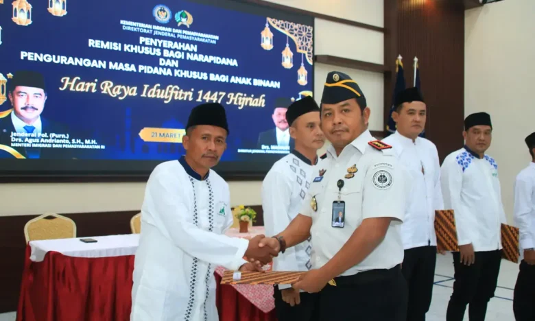 Khidmat Idul Fitri berujung kebahagiaan, dari 455 warga binaan Lapas Banyuwangi yang menerima remisi khusus, tiga orang di antaranya dipastikan langsung bebas, Sabtu (21/3/2026) (foto: dok Humas Lapas)