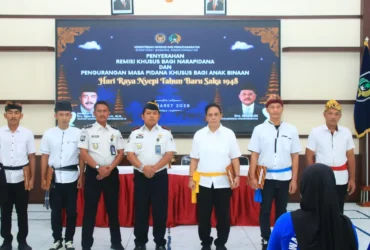 5 Warga Binaan Lapas Banyuwangi saat menerima remisi khusus nyepi, Kamis (19/3/2026) (foto: dok Humas Lapas)