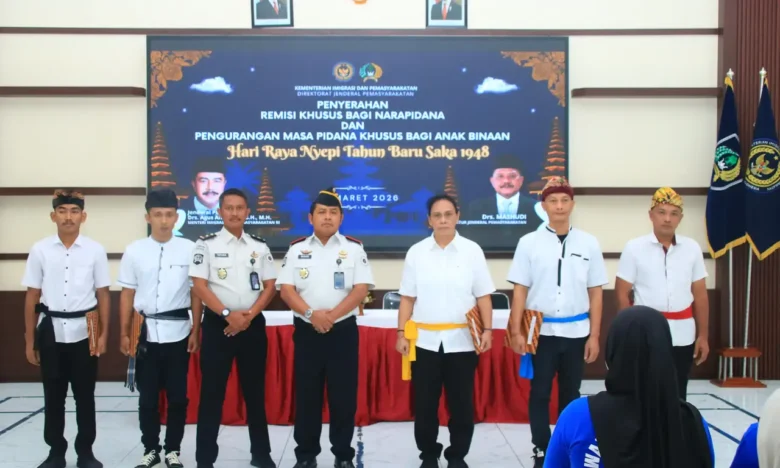 5 Warga Binaan Lapas Banyuwangi saat menerima remisi khusus nyepi, Kamis (19/3/2026) (foto: dok Humas Lapas)