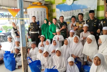 Jajaran Subdenpom V/4-2 Gresik bersama Ibu Persit Sub Anak Ranting (5) Subdenpom V/4-2 Anak Ranting 5, Ranting 5 Cabang III PD V/Brawijaya santunan anak yatim di Yayasan Roudhotul Yatim.(blok-a.com/ivan)