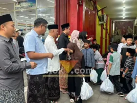Rumah Sedekah NU bersama Gus Shodiq dan Abah Shofi saat menyantuni anak yatim piatu. (blok-a.com / M Berril Labiq)
