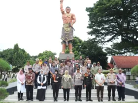 Kapolda Jawa Timur Irjen Pol. Drs. Nanang Avianto, M.Si bersama Gubernur Jawa Timur, Khofifah Indar Parawansa, saat meresmikan beberapa sarana dan prasarana filitas di SMAN 2 Taruna Bhayangkara, Sabtu (28/2/2026)(blok-a.com/Istimewa)