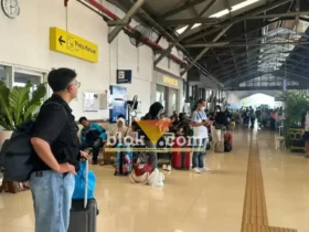 Suasana penumpang di stasiun kereta api Mojokerto.(blok-a.com/Syahrul Wijaya)