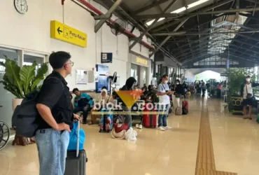 Suasana penumpang di stasiun kereta api Mojokerto.(blok-a.com/Syahrul Wijaya)