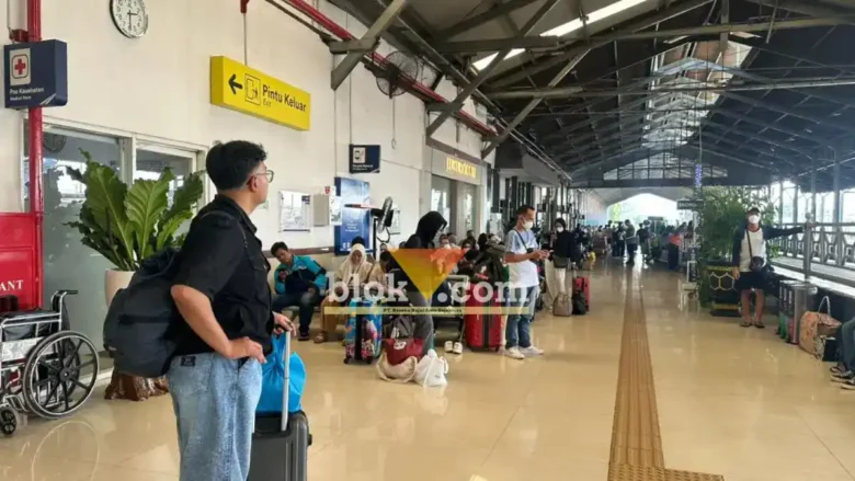 Suasana penumpang di stasiun kereta api Mojokerto.(blok-a.com/Syahrul Wijaya)