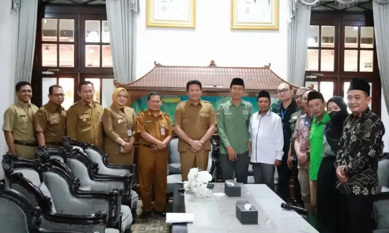 Penandatanganan nota kesepahaman (MoU) antara LAZISNU Sidoarjo dengan manajemen ritel modern tentang pengelolaan kotak infaq di Pendopo Delta Wibawa, Senin (2/3/2026) (foto: ist)