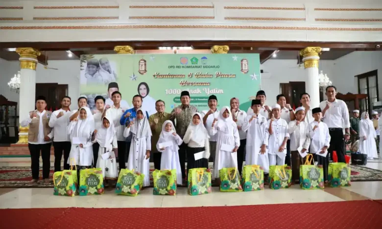Bupati Subandi dalam kegiatan bakti sosial yang digelar Forum daerah Lembaga Kesejahteraan Sosial Anak (LKSA) Sidoarjo dan DPD Real Estate Indonesia (REI) Sidoarjo (foto: ist)