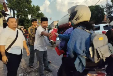 Suasana berbagi takjil di simpang empat Pekukuhan, Mojosari.(blok-a.com/Syahrul Wijaya)