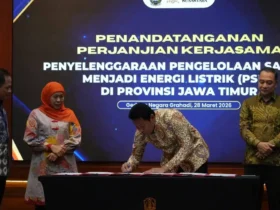 Bupati Sidoarjo, Subandi saat menandatangani PKS pengolahan sampah menjadi energi listrik (foto: ist)