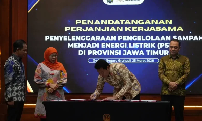 Bupati Sidoarjo, Subandi saat menandatangani PKS pengolahan sampah menjadi energi listrik (foto: ist)