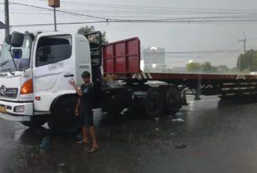 Truk tronton loss bak yang terlibat kecelakaan maut dipintu masuk ringroad Mojoagung, Jombang.(Foto: Dokumen Satlantas Polres Jombang)