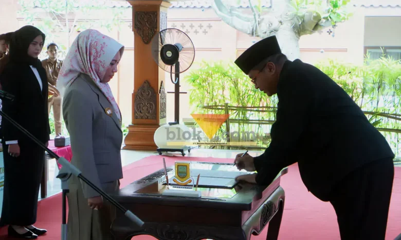 Ning Ita saat melantik pengurus BAZNAS kota Mojokerto di rumah rakyat.(blok-a.com/Syahrul Wijaya)