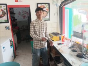 Terekam CCTV, Pria Berpeci Curi Tiga HP Warung di Kota Malang
