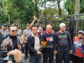 HW alias Pak Dur memenuhi panggilan pemeriksaan sebagai tersangka kasus dugaan perusakan portal akses Bendungan Lahor di Polres Malang,