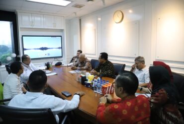 Matangkan Pengembangan Wisata Balekambang, Pemkab Malang Gandeng KLHK Kabupaten Malang, blok-a.com – Pemerintah Kabupaten Malang terus mendorong pengembangan pariwisata berbasis lingkungan dengan memperkuat koordinasi bersama Kementerian Lingkungan Hidup dan Kehutanan (KLHK). Upaya tersebut diwujudkan melalui audiensi yang dipimpin langsung Bupati Malang, HM Sanusi, di Gedung Manggala Wanabakti, Jakarta Pusat, Selasa (28/4/2026). Dalam pertemuan itu, Sanusi didampingi Sekretaris Daerah Kabupaten Malang Budiar dan diterima perwakilan Direktorat Jenderal Planologi Kehutanan dan Tata Lingkungan (PKTL) KLHK, Herban Heryandana. Audiensi tersebut merupakan tindak lanjut rencana pemanfaatan kawasan hutan di Pantai Balekambang. Pemerintah daerah berharap adanya kepastian hukum dalam pengelolaan kawasan, sekaligus mendorong pengembangan sektor pariwisata yang berkelanjutan. Dalam kesempatan itu, Sanusi mengatakan komitmen Pemkab Malang untuk mengoptimalkan potensi kawasan pesisir tanpa mengabaikan aspek kelestarian lingkungan. “Pengembangan wisata harus tetap mengacu pada regulasi yang berlaku agar tidak menimbulkan persoalan di kemudian hari, khususnya terkait status kawasan hutan,” ujarnya. Melalui sinergi dengan KLHK, Pemkab Malang berharap pemanfaatan kawasan hutan dapat dilakukan secara produktif dan berwawasan lingkungan, sekaligus memberikan dampak nyata bagi peningkatan ekonomi masyarakat sekitar. ”Langkah ini menjadi bagian dari strategi jangka panjang Pemkab Malang dalam mengembangkan destinasi unggulan seperti Balekambang agar tetap kompetitif, namun tetap menjaga keseimbangan ekosistem,” pungkasnya. (yog)