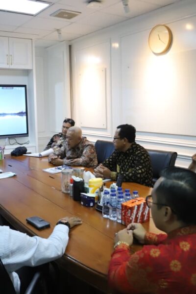 Matangkan Pengembangan Wisata Balekambang, Pemkab Malang Gandeng KLHK Kabupaten Malang, blok-a.com – Pemerintah Kabupaten Malang terus mendorong pengembangan pariwisata berbasis lingkungan dengan memperkuat koordinasi bersama Kementerian Lingkungan Hidup dan Kehutanan (KLHK). Upaya tersebut diwujudkan melalui audiensi yang dipimpin langsung Bupati Malang, HM Sanusi, di Gedung Manggala Wanabakti, Jakarta Pusat, Selasa (28/4/2026). Dalam pertemuan itu, Sanusi didampingi Sekretaris Daerah Kabupaten Malang Budiar dan diterima perwakilan Direktorat Jenderal Planologi Kehutanan dan Tata Lingkungan (PKTL) KLHK, Herban Heryandana. Audiensi tersebut merupakan tindak lanjut rencana pemanfaatan kawasan hutan di Pantai Balekambang. Pemerintah daerah berharap adanya kepastian hukum dalam pengelolaan kawasan, sekaligus mendorong pengembangan sektor pariwisata yang berkelanjutan. Dalam kesempatan itu, Sanusi mengatakan komitmen Pemkab Malang untuk mengoptimalkan potensi kawasan pesisir tanpa mengabaikan aspek kelestarian lingkungan. “Pengembangan wisata harus tetap mengacu pada regulasi yang berlaku agar tidak menimbulkan persoalan di kemudian hari, khususnya terkait status kawasan hutan,” ujarnya. Melalui sinergi dengan KLHK, Pemkab Malang berharap pemanfaatan kawasan hutan dapat dilakukan secara produktif dan berwawasan lingkungan, sekaligus memberikan dampak nyata bagi peningkatan ekonomi masyarakat sekitar. ”Langkah ini menjadi bagian dari strategi jangka panjang Pemkab Malang dalam mengembangkan destinasi unggulan seperti Balekambang agar tetap kompetitif, namun tetap menjaga keseimbangan ekosistem,” pungkasnya. (yog)