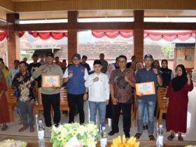 Teks: Bupati didampingi wakil bupati Mojokerto saat menyalurkan bantuan kepada warga terdampak longsor.(blok-a.com/Syahrul Wijaya)