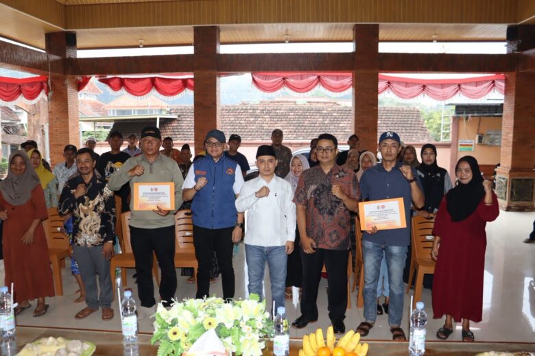 Teks: Bupati didampingi wakil bupati Mojokerto saat menyalurkan bantuan kepada warga terdampak longsor.(blok-a.com/Syahrul Wijaya)