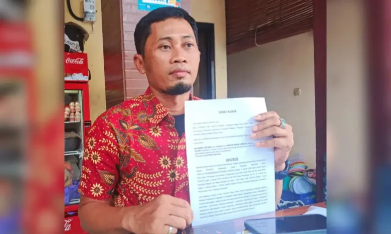 Kuasa Hukum pelapor Muhammad Ridlwan saat menunjukan surat kuasa (foto: ist)