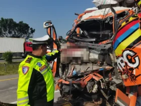 Bagian depan truk muatan paket hancur yang menewaskan sopir dan kernetnya.(Foto: Dokumen PJR 3 Polda Jatim)