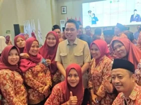 Bupati Jember Muhammad Fawait saat berfoto dengan para perawat PPNI usai halal bihalal di aula Pendopo Wahya Wibawa Graha, Sabtu siang (11/04/2026) (foto: ist)