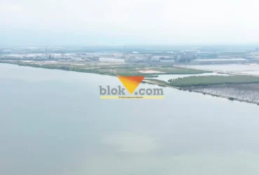 Diduga lokasi yang dikelola PT BKMS di kawasan KEK JIIPE Manyar, Gresik belum mengantongi izin PKKPRL.(foto: Blok-a.com/ivan)