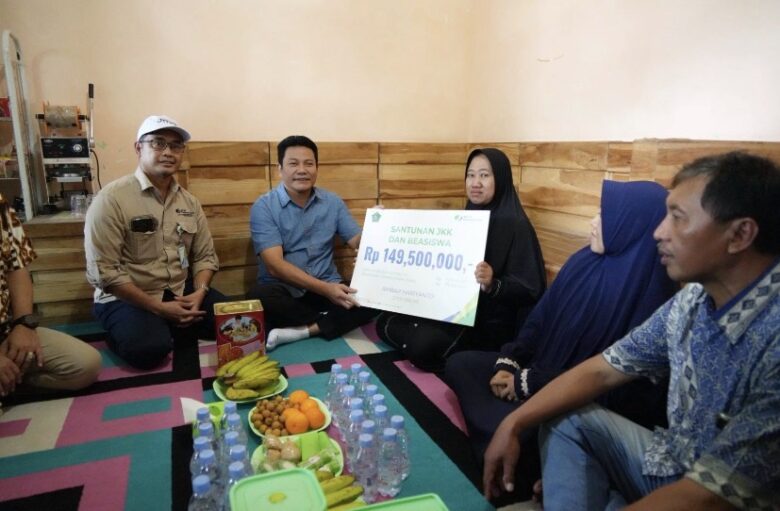 Keluarga Ojol Korban Kecelakaan Warga Tama Terima Santinan JKK dan Beasiswa dari BPJS
