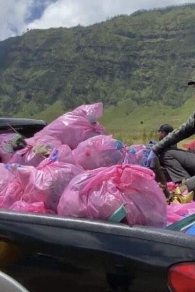 Kegiatan bersih-bersih kawasan Gunung Bromo yang dilakukan oleh Balai Besar TNBTS pada Senin (6/4/2026) (TNBTS)