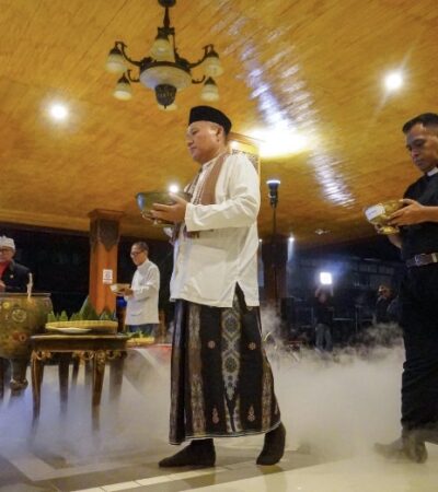 Teks: Wakil walikota kota Mojokerto Cak Sandi saat ritual penyatuan air dari tujuh sumber mata air di wilayah Mojokerto.(blok-a.com/Syahrul Wijaya)