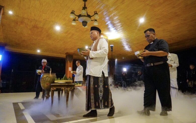 Teks: Wakil walikota kota Mojokerto Cak Sandi saat ritual penyatuan air dari tujuh sumber mata air di wilayah Mojokerto.(blok-a.com/Syahrul Wijaya)