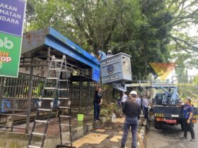 Dishub Kota Malang bersihkan Halte di sekitar SMAN 1 Malang, Senin (27/4/2026) (blok-a/Bob Bimantara Leander)