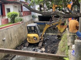 Upaya mengurai genangan di kawasan Jalan Letjen Sutoyo terus dikebut. Dinas PUPRPKP Kota Malang melakukan normalisasi