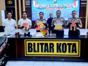 Kapolres Blitar Kota, AKBP Kalfaris Triwijaya Lalo dalam konferensi pers  terkait pembongkaran jaringan curanmor yang beroperasi lintas wilayah hukum. (blok-a.com/Fajar)