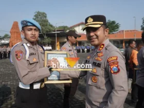 Kapolres Mojokerto AKBP Andi Yudha Pranata memberikan penghargaan kepada personel berprestasi (foto: Blok-a.com/Syahrul Wijaya)