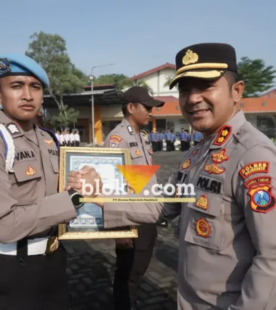 Kapolres Mojokerto AKBP Andi Yudha Pranata memberikan penghargaan kepada personel berprestasi (foto: Blok-a.com/Syahrul Wijaya)