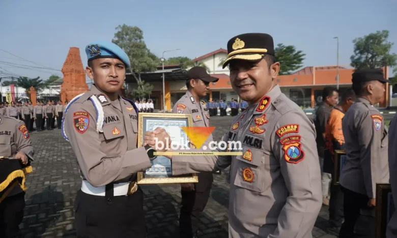 Kapolres Mojokerto AKBP Andi Yudha Pranata memberikan penghargaan kepada personel berprestasi (foto: Blok-a.com/Syahrul Wijaya)