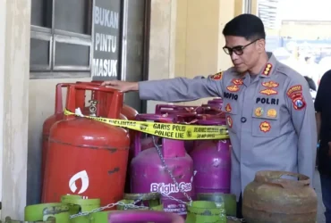Kapolresta Banyuwangi Kombes Rofiq Ripto Himawan saat mengidentivikasi sejumlah BB tabung LPG 3 kilogram, 12 kilogram dan 50 kilogram di Mapolresta (Foto: Istimewa)
