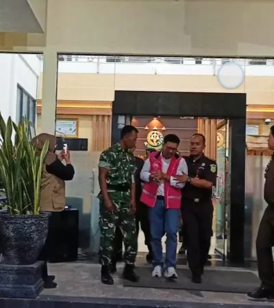 Ketua DPRD aktif, SN saat digelandang oleh tim Kejari Magetan (foto: ist)