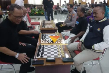Ketua Percasi Kota Blitar M. Trijanto (kiri) saat eksibisi main catur lawan pengurus Percasi Jawa Timur, Samsul Bahri (foto: Blok-a.com/Fajar)