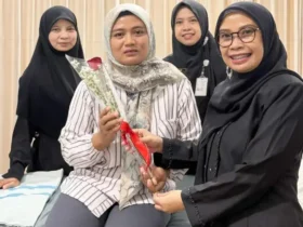 Ketua Tim Inovasi Kartini RSUD Genteng, dr. Daniek Wardhani bersama anggota saat menggelar aksi sosial bagi-bagi bunga pada pasien wanita, Selasa (21/4/2026)(foto: dok Humas RSUD)